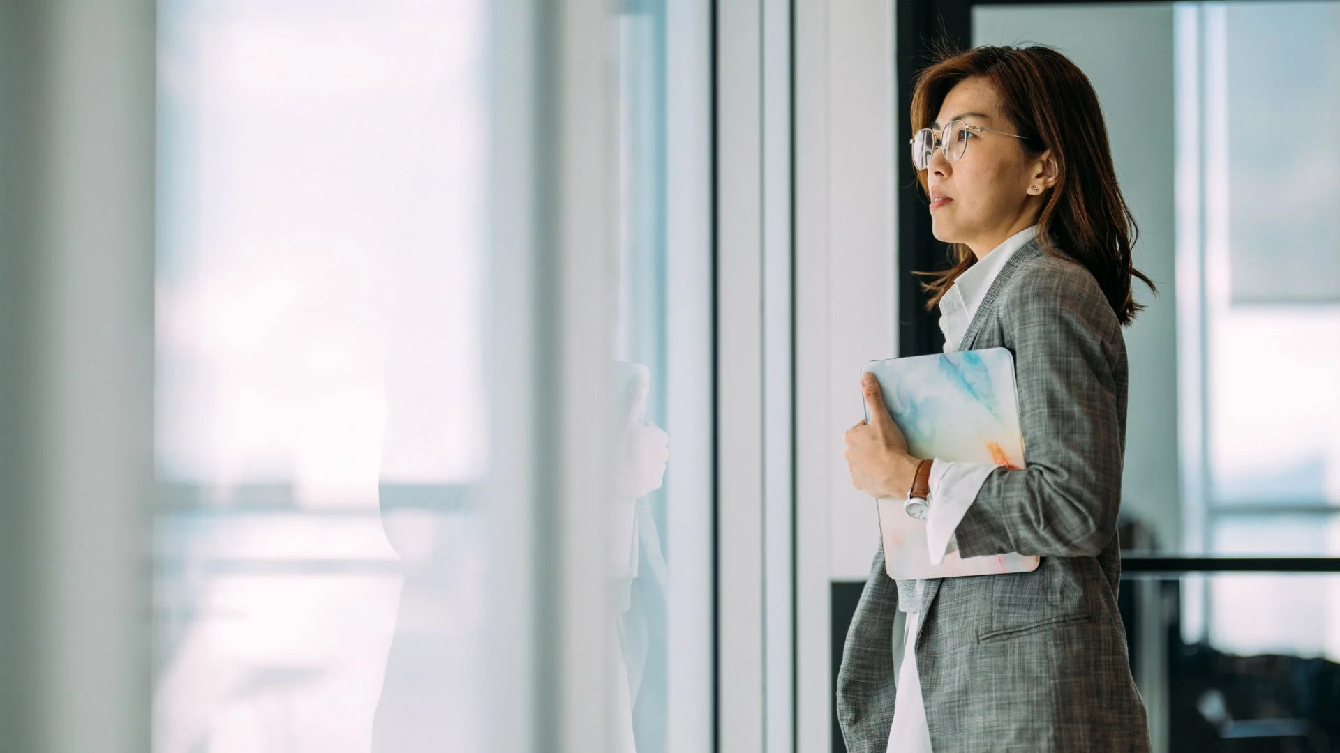 Leadership boundaries supporting women leadership wellbeing and effective leadership for a confident professional woman in a workplace setting