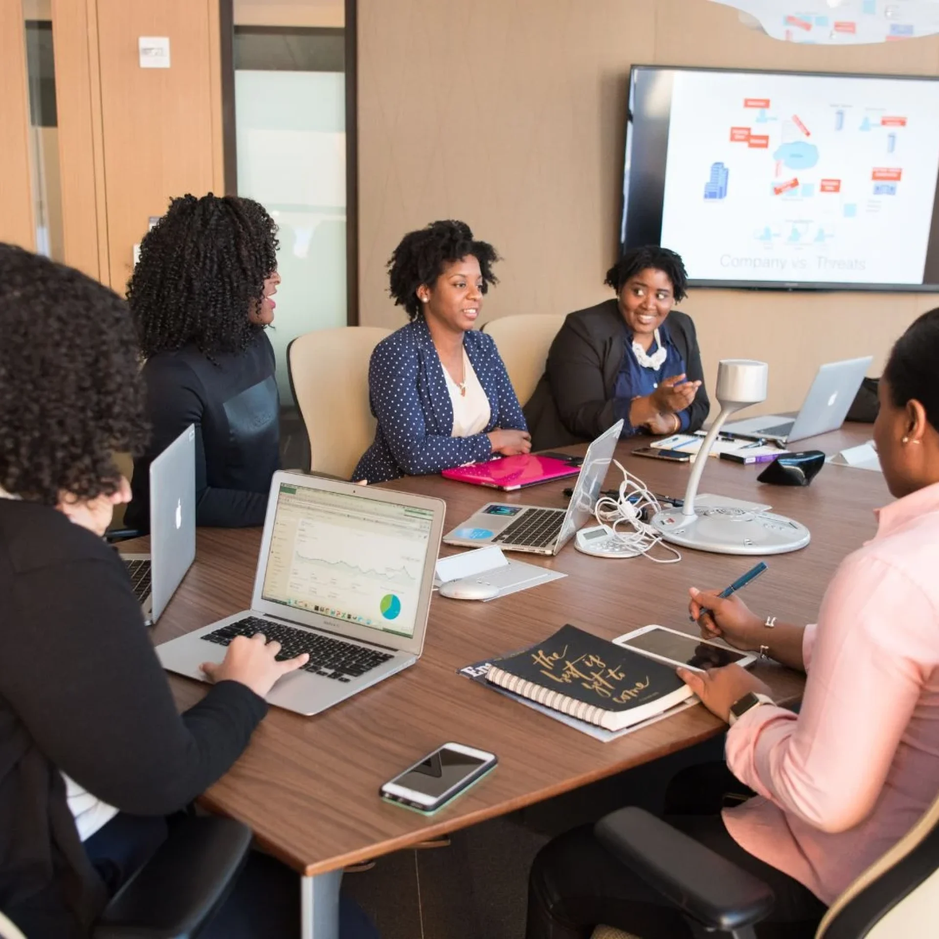 Women leadership mentors and leadership advisors supporting women career growth through a trusted personal board of advisors in a professional setting